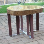 Mesa de centro com pé de inox e aço corten, alumínio fundido - Altura: 45 cm | Diâmetro : 50 cm | Material: Inox , madeira alumínio fundido e aço corten