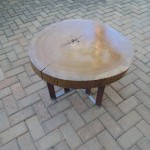 Mesa de centro com pés de aço Corten e aço inox.- Diâmetro : 65 cm | Altura: 45 cm | Material: Madeira, aço corten e inox