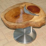 Mesa de centro com pé de inox e alumínio fundido - Altura: 45 cm | Diâmetro : 50 cm | Material: Inox , madeira alumínio fundido